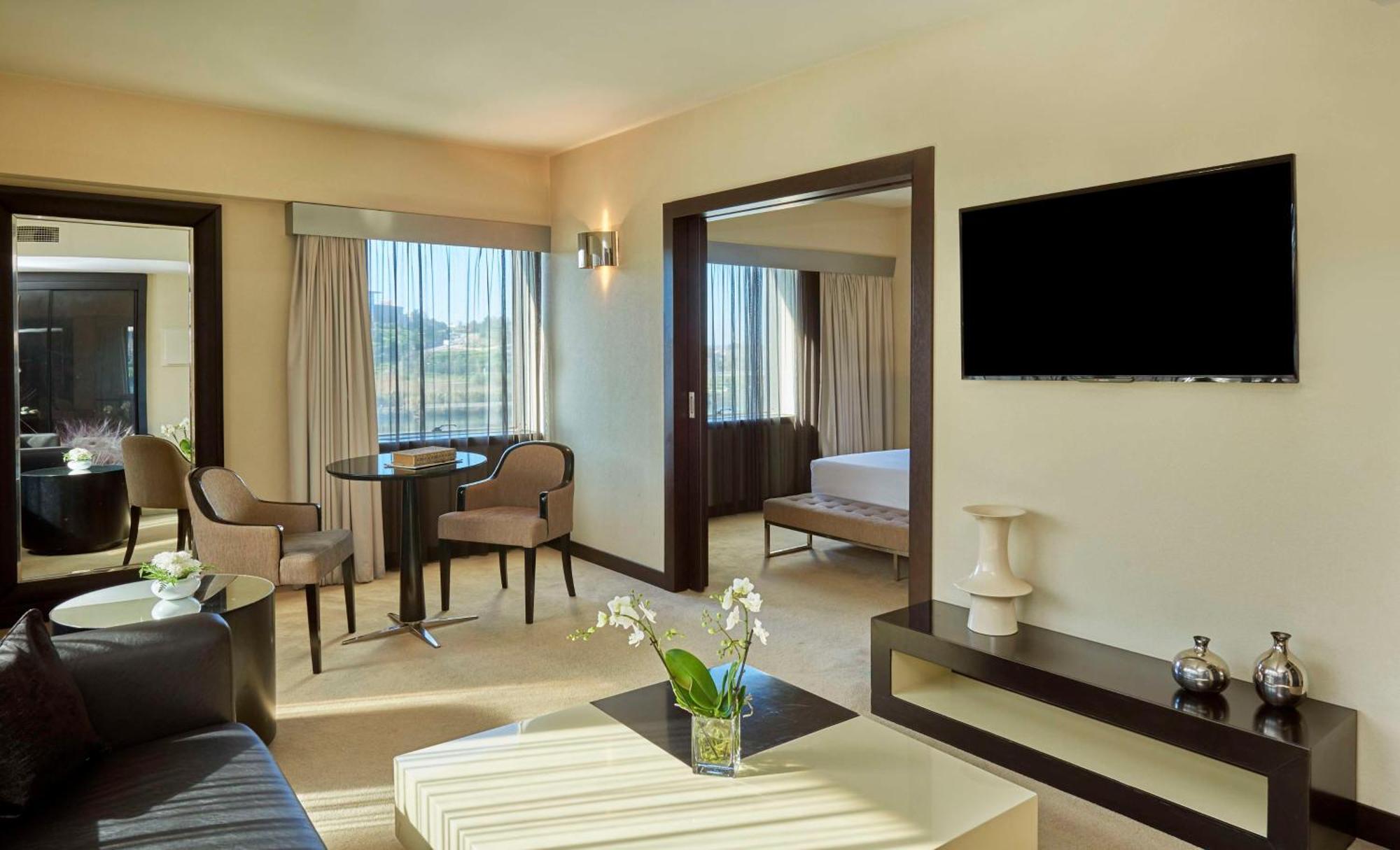 Nh Coimbra Dona Ines Hotel Екстериор снимка